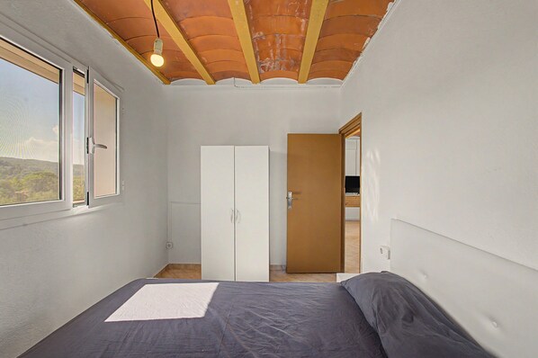 4 bedrooms, WiFi, bed sheets