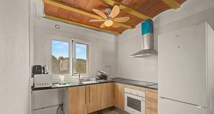 Rural house 'Maset De La Salut' with mountain views, Wi-Fi, and air conditioning