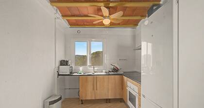 Rural house 'Maset De La Salut' with mountain views, Wi-Fi, and air conditioning