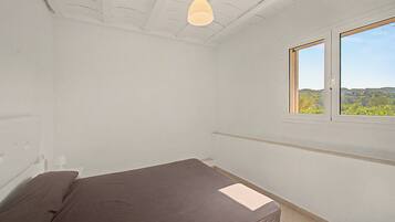 4 bedrooms, WiFi, bed sheets