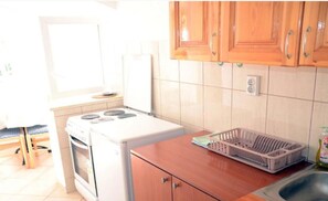 Fridge, oven, stovetop, dining tables - Apartments Roza - One bedroom apartment with Garden view (Herceg Novi)