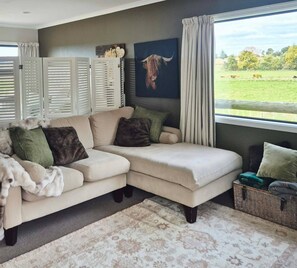 Living area - Friendly Willow Highland Farm Stay (Lower Moutere)