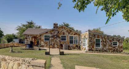 Texas Hill Country Home: Quiet Yard + Patio