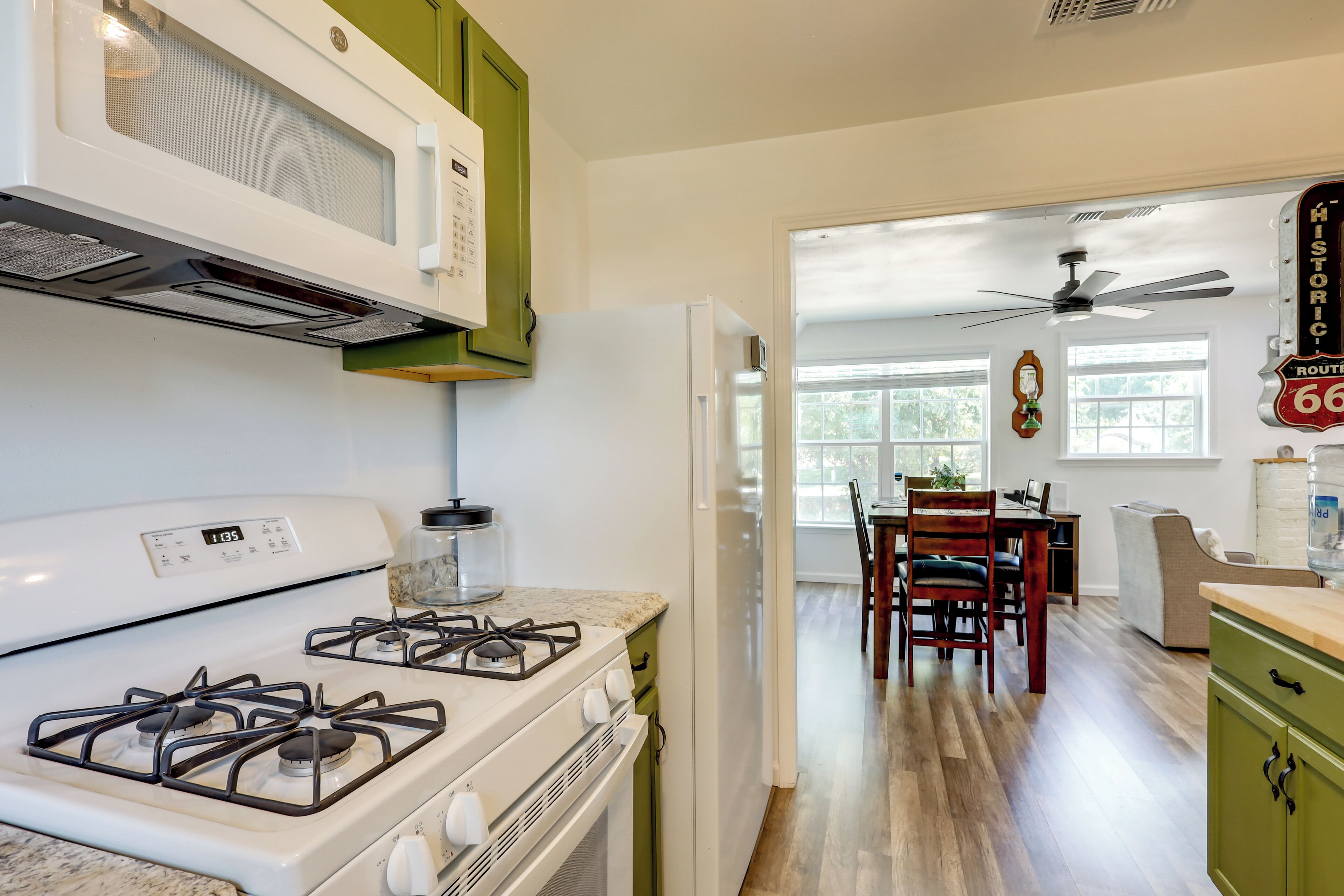 Coffee/tea maker, fridge, microwave, stovetop