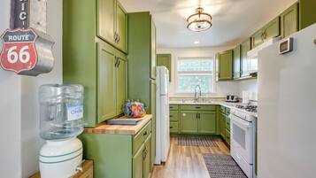 Coffee/tea maker, fridge, microwave, stovetop