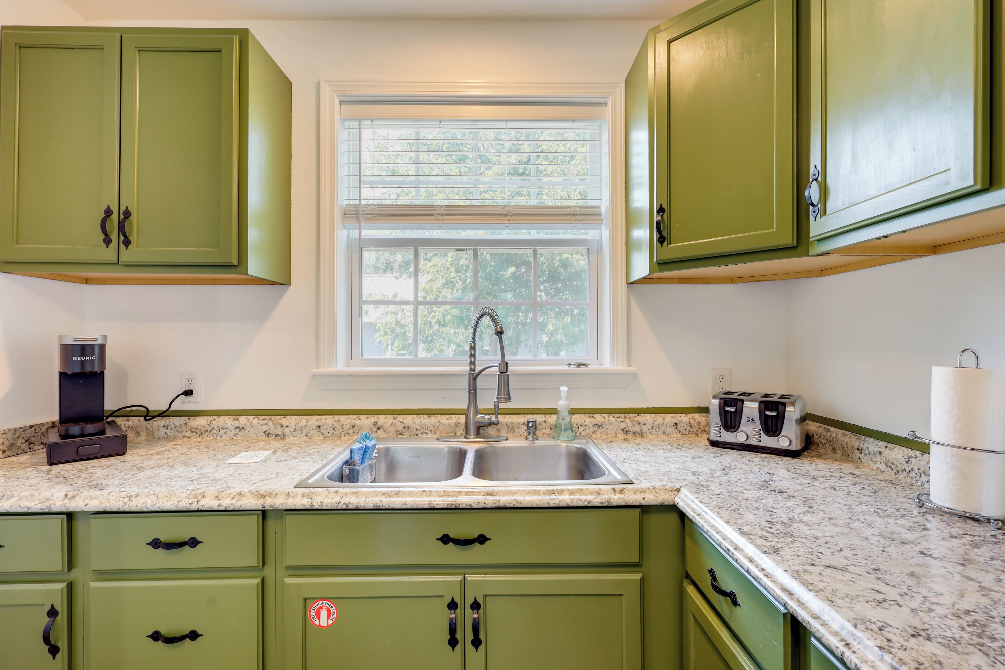 Coffee/tea maker, fridge, microwave, stovetop