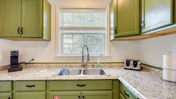 Coffee/tea maker, fridge, microwave, stovetop