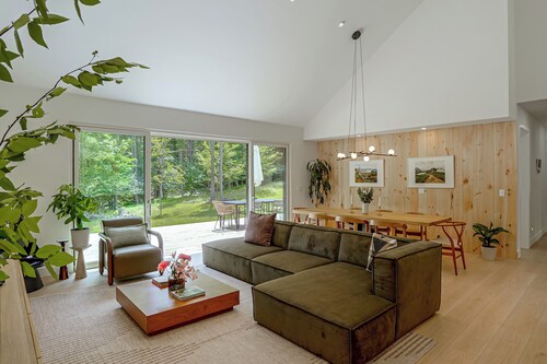 Catskills New Build w/ Private Hot Tub!