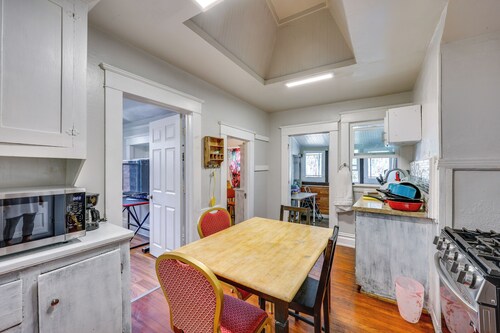 1 Mi to Dtwn Stockton! Upstairs Apt w/ Shared Yard