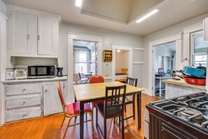 Dining - 1 Mi to Dtwn Stockton! Upstairs Apt w/ Shared Yard (Stockton)