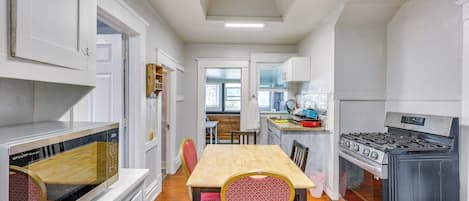 Coffee/tea maker, fridge, microwave, stovetop
