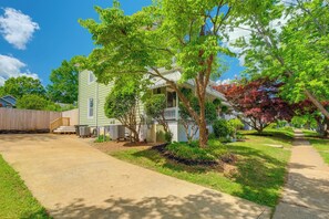 A single-story house with a front porch, a covered driveway, and a well-maintained lawn. - 2 Lynchburg Units: Mansfield Manor & King's Suite! (Lynchburg)