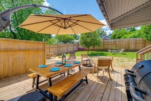 An outdoor deck with a wooden table set for dining, a barbecue grill, and a hammock. - 2 Lynchburg Units: Mansfield Manor & King's Suite! (Lynchburg)