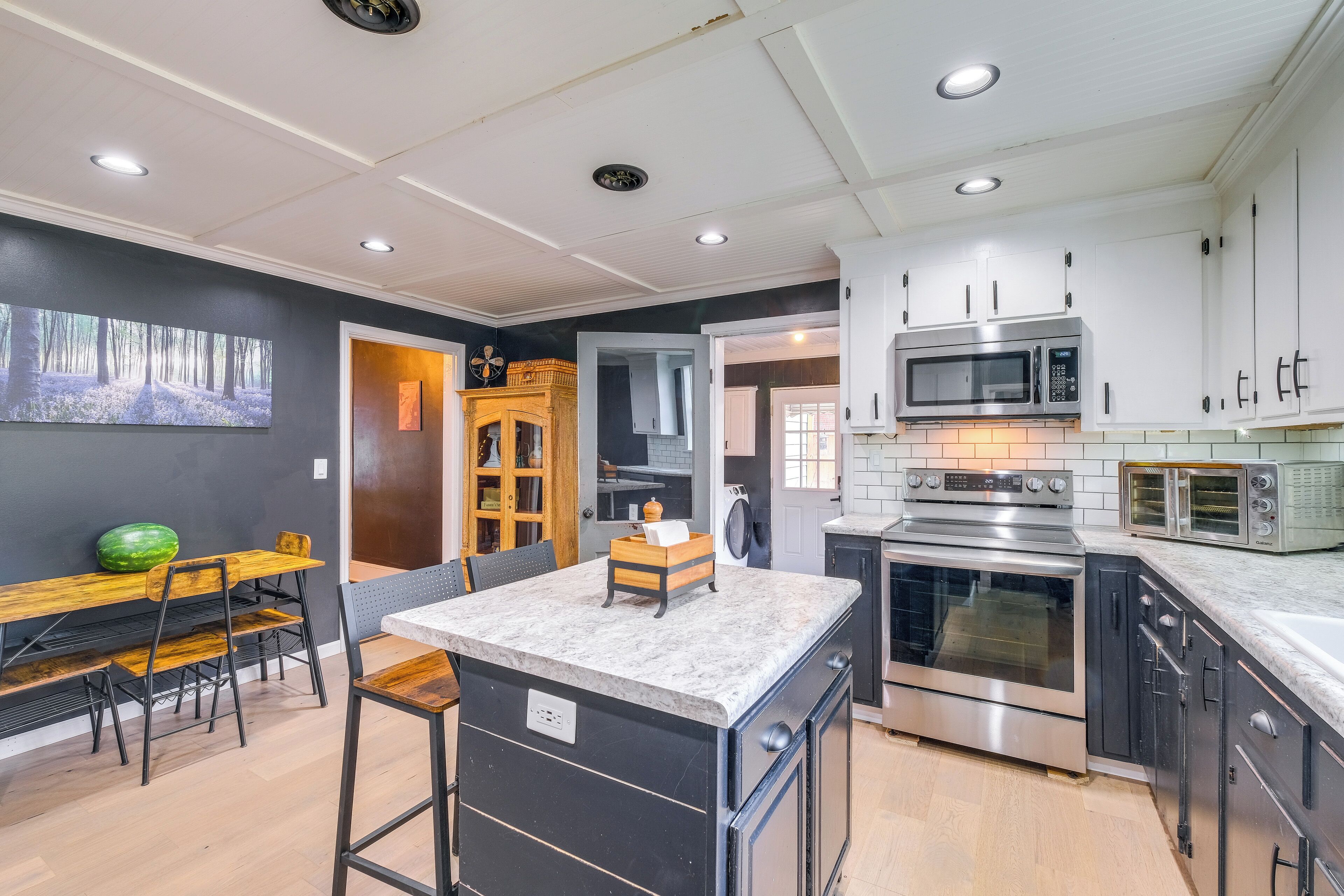 Coffee/tea maker, fridge, microwave, stovetop