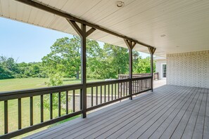 A covered outdoor deck with a view of a grassy area and trees. - 8-Acre Family Reunion Retreat! 8 Mi to Bentonville (Pea Ridge)