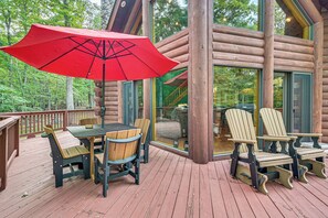 Outdoor dining - River Access! Wooded Cabin in Great Cacapon (Great Cacapon)