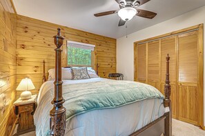 Room - River Access! Wooded Cabin in Great Cacapon (Great Cacapon)