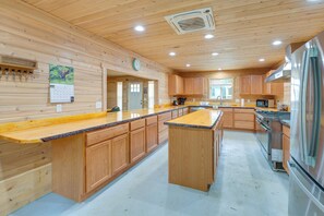 Coffee/tea maker, fridge, microwave, stovetop