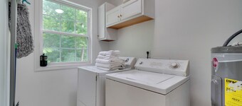 Private Hot Tub & Yard! Modern Friendsville Escape
