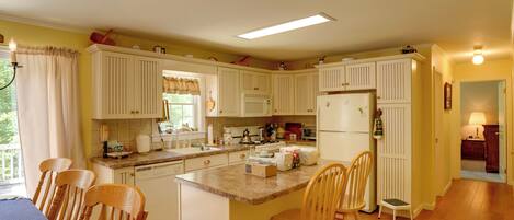 Coffee/tea maker, fridge, microwave, stovetop