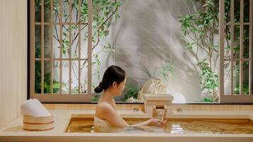 Signature Spa & Sauna | Bathroom | Hair dryer, towels