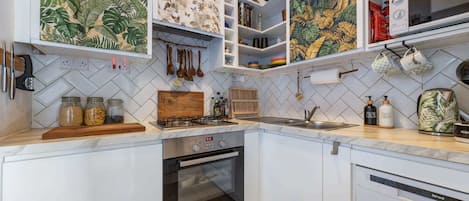Coffee/tea maker, fridge, microwave, oven