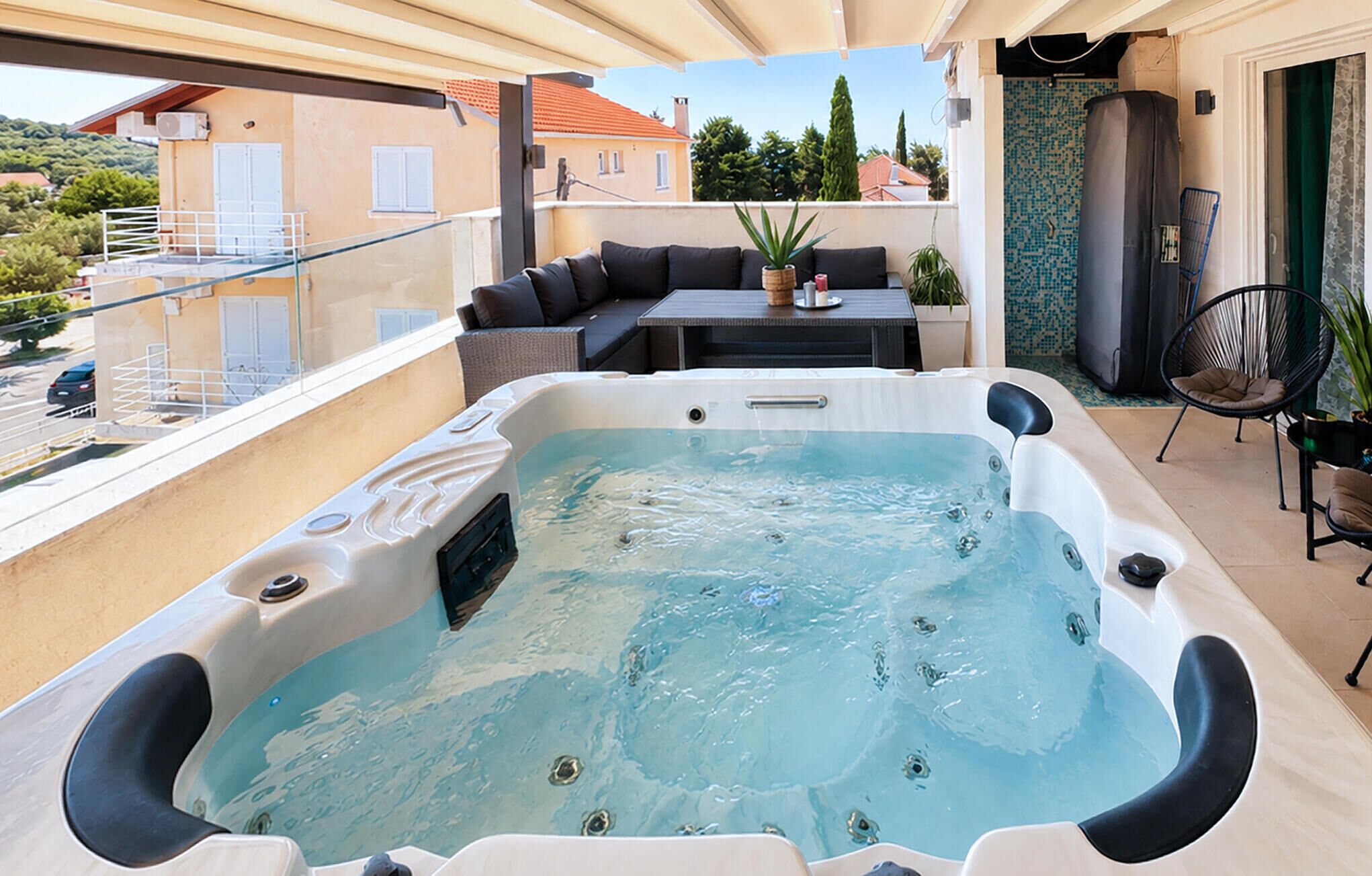 Outdoor spa tub