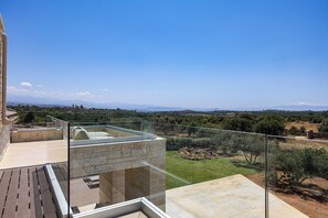 Una terraza moderna al aire libre con una vista despejada del campo.