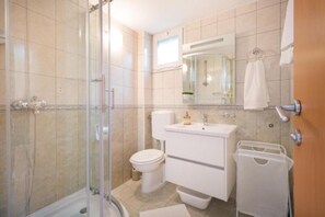 Apartment | Badezimmer | Dusche, Haartrockner