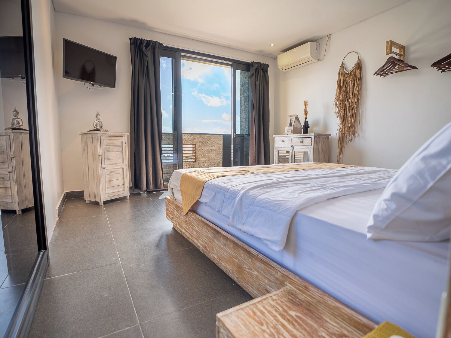 Family Villa | Minibar, desk, bed sheets