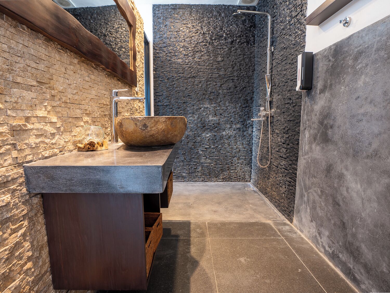 Familienvilla | Badezimmer | Dusche, Regendusche, Haartrockner, Handtücher