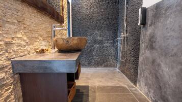 Familienvilla | Badezimmer | Dusche, Regendusche, Haartrockner, Handtücher