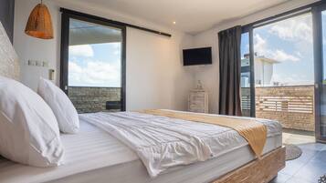 Family Villa | Minibar, bed sheets