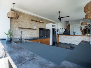 Fridge, microwave, stovetop, dishwasher - The Mimpi Villa (Badung)