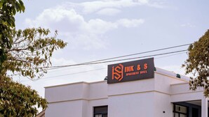 Un edificio con un letrero que dice 'INK & S APARTMENT HOTEL'.