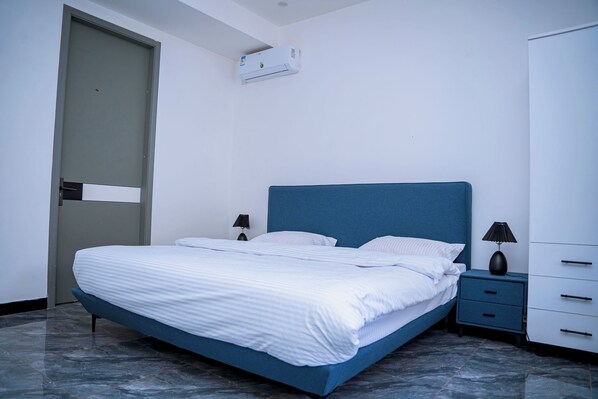 Desk, laptop workspace, WiFi (free) - Ink & S Apartment Hotel (Kigali)
