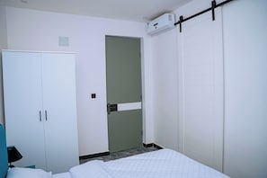Desk, laptop workspace, free WiFi - Ink & S Apartment Hotel (Kigali)