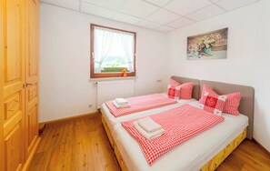 7 bedrooms, iron/ironing board, travel crib, WiFi (free) - Secluded Group House | Sauna | 23 Guests | Thuringian Forest near Oberhof (Steinbach-Hallenberg)
