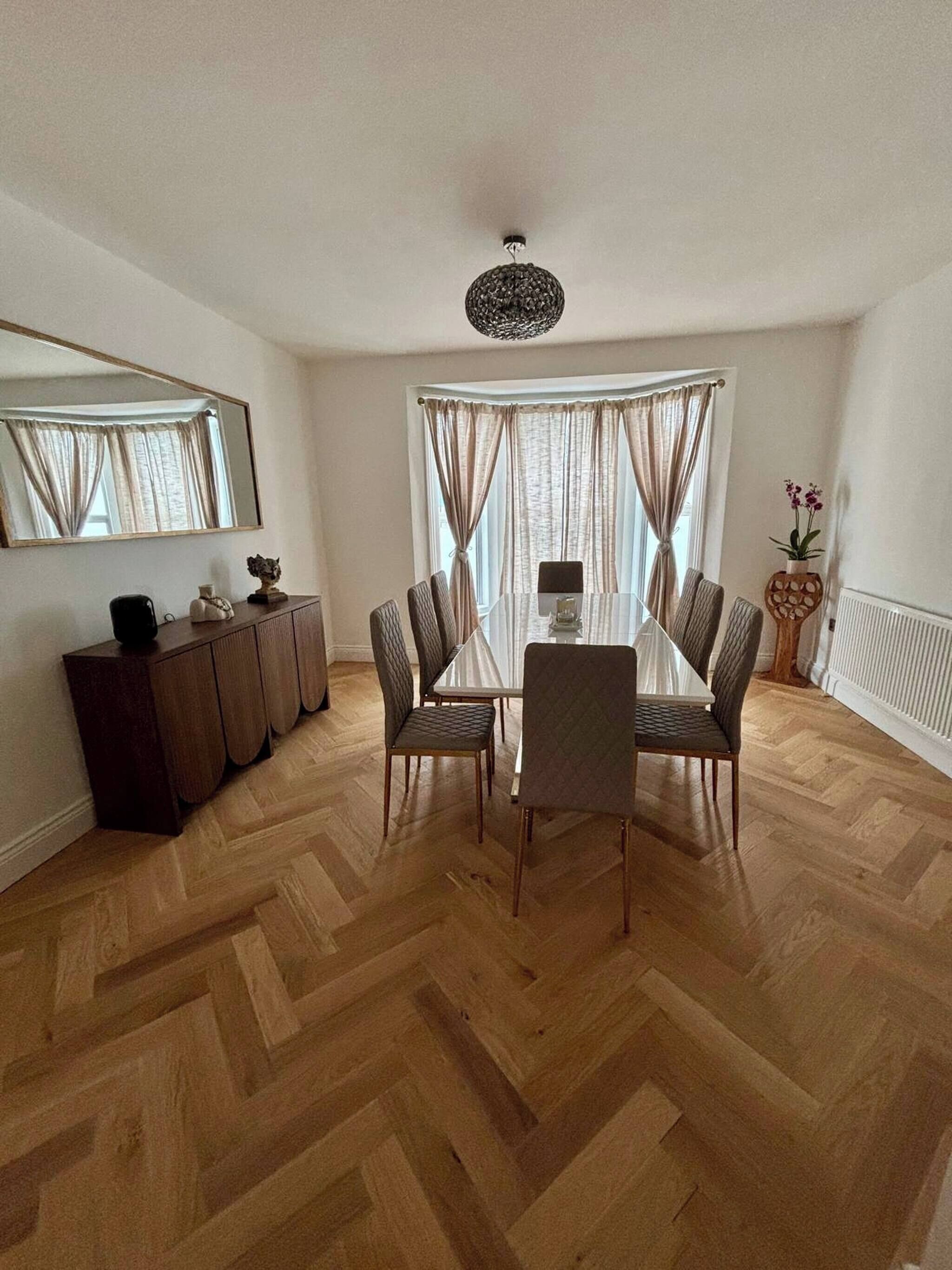 Hus, 4 soverom, terrasse | Spiseområde