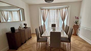 Hus, 4 soverom, terrasse | Spiseområde