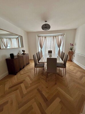 Maison, 4 chambres, patio | Restauration