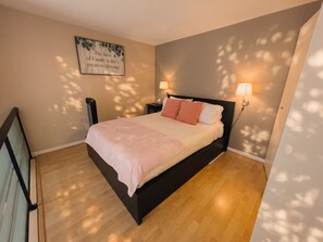 Room - Urban Loft Nook • City Views (Vancouver)