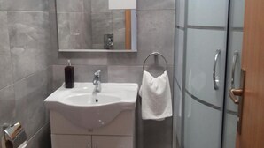 Villa | Bathroom | Shower, hair dryer - Villa Nika-five Bedroom Villa With Pool (Zupa dubrovacka)