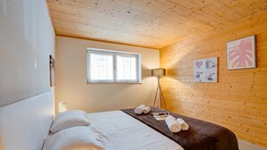 A bedroom with a bed, a window, a lamp, and wall art. - Casa Maamii Mugena With Terrace And Parking (Alto Malcantone)