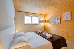A bedroom with a bed, a window, a lamp, and wall art. - Casa Maamii Mugena With Terrace And Parking (Alto Malcantone)
