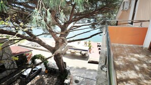 Ein Balkon mit Blick auf einen Pool und ein Gebäude gegenüber dem Wasser.