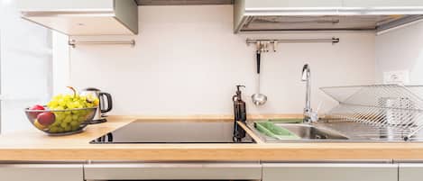 Estudio Deluxe, 2 camas Queen size, para no fumadores, cocina | Cocina privada | Frigobar, horno, parrilla de estufa y utensilios de cocina