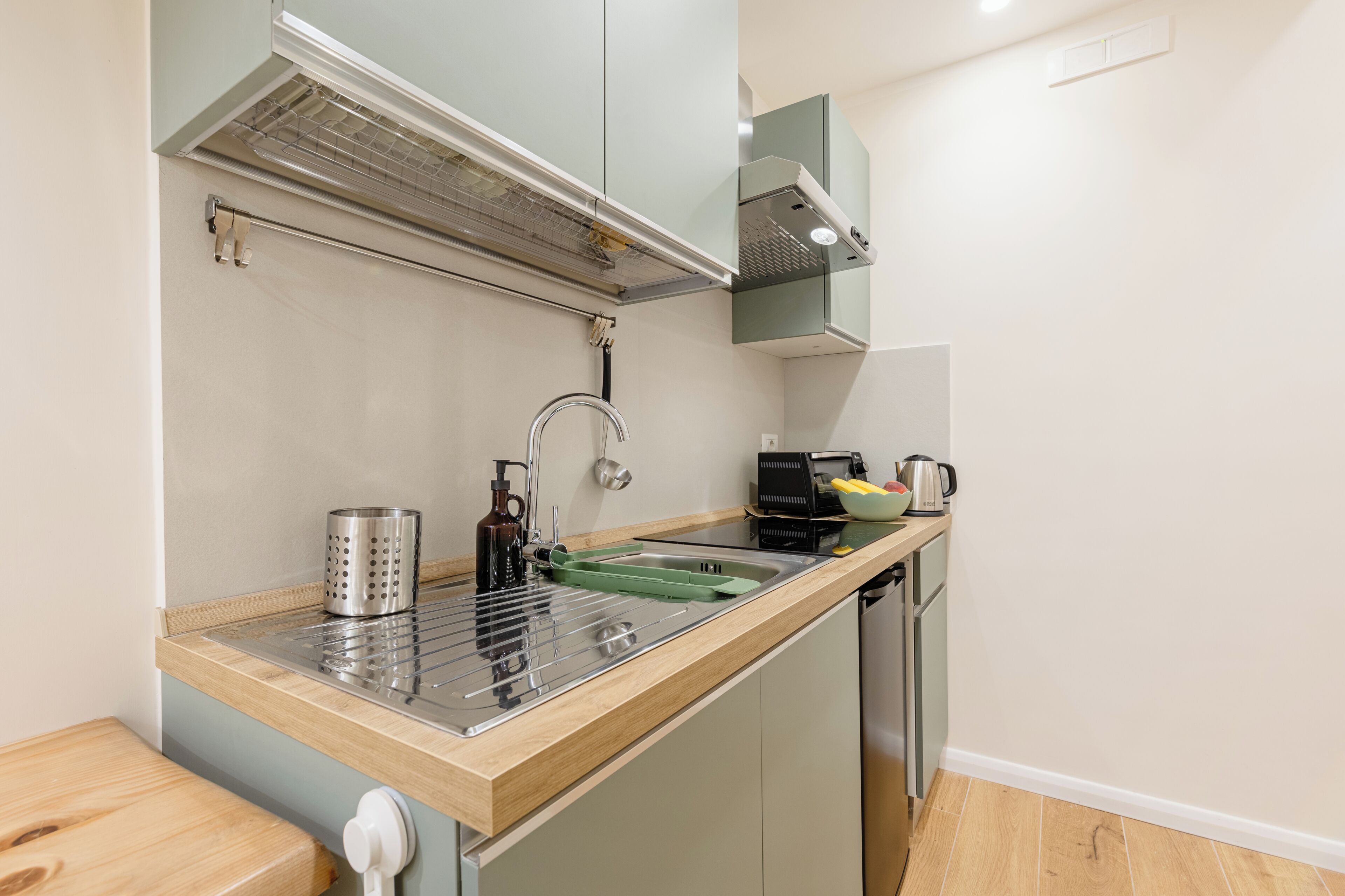 Deluxe Studio | Private kitchen | Mini-fridge, oven, stovetop, cookware/dishes/utensils