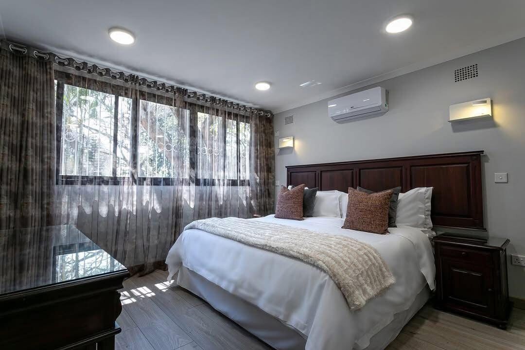 Tabla de planchar con plancha, wifi, ropa de cama