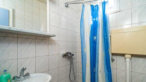 A bathroom with a shower, a sink, and a toilet. - Apartments Klis -studio Apartment With Terrace - 2 (Zupa dubrovacka)